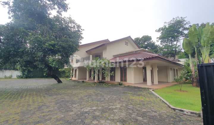 Hunian Nyaman 2 Lantai di Kemang dengan Balkon dan Area Bbq