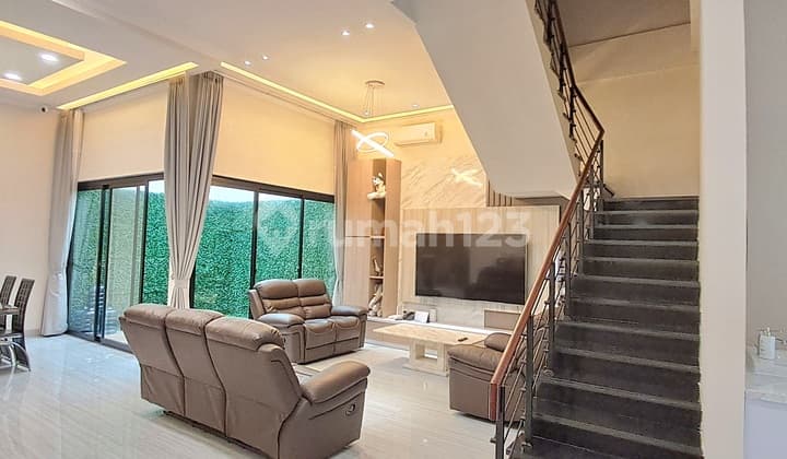 Minimalist House Green Garden Residence