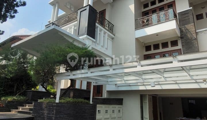 Rumah Mewah 3 lantai Setraduta Raya Strategis Tengah Kota Langka