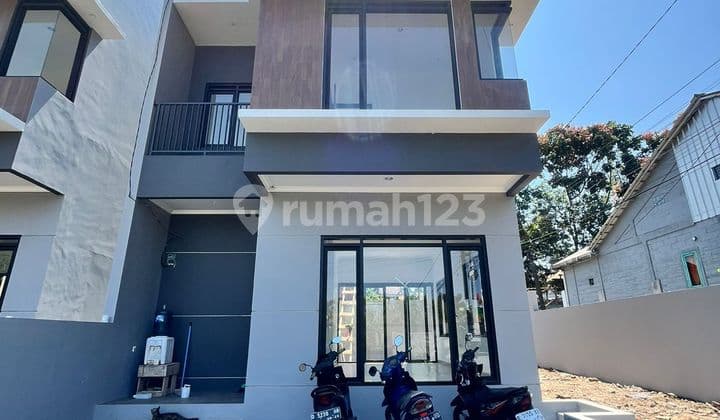 Rumah Baru 2 Lantai Posisi Hook Belakang Setraduta Bandung Utara