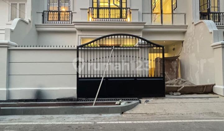 Rumah Baru American Classic Dalam Komplek Di Cempaka Putih