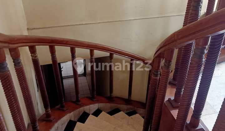 Di sewakan rumah pinggir jalan bisa untuk kantor atau rumah keluarga besar di kawasan Tebet, Jaksel