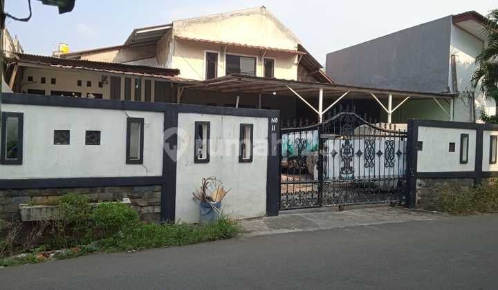 Dijual Rumah dengan Halaman Luas di Bintara