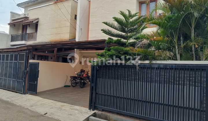 Di Sewa Rumah di Kawasan Pejaten Barat Cocok untuk Kantor Jalan 2 Mobil