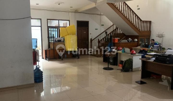 Rumah luas siap huni disewakan di mainroad Rawamangun