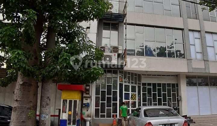 For Rent: Roadside Shop House in Kebon Jeruk
