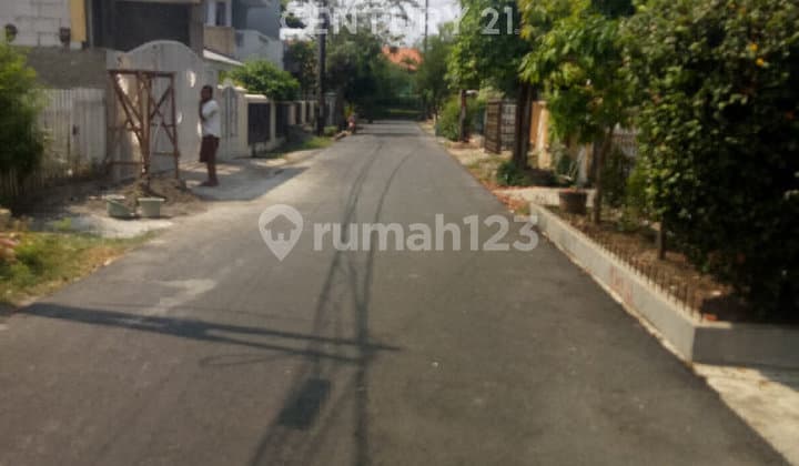 A Comfortable Neighborhood House with a Price Approaching NJOP in Cempaka Putih