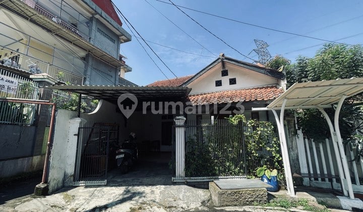 Disewakan Rumah Minimalis Nyaman dengan Lahan Belakang Luas di Cimahi, Kav Iptn, Cihanjuang