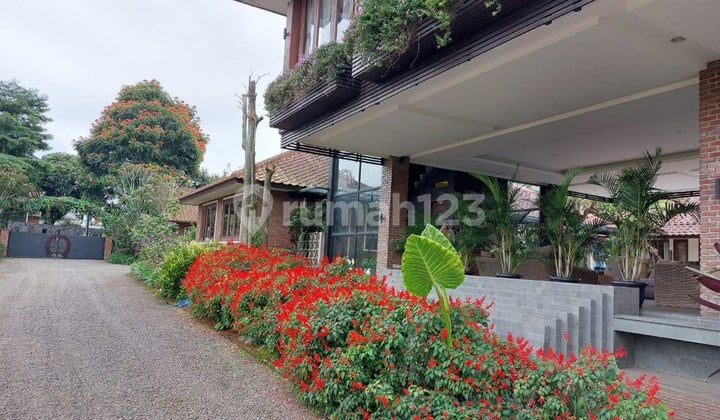 Dijual : Rumah/ Villa Mewah Terawat Baik Lembang