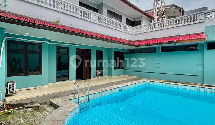 Disewakan Rumah Lokasi Strategis Cocok untuk Kantor Siap Huni