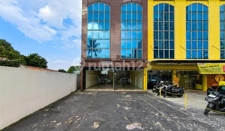 3.5-Storey Shop House Ready to Use on Pesanggrahan Street, South Jakarta. Hot Sale