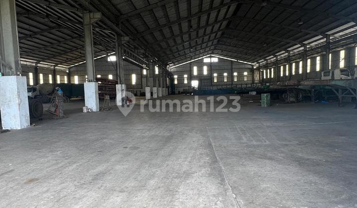 Strategic warehouse for sale, ready to use, premium location, best price in Driyorejo, Gresik.