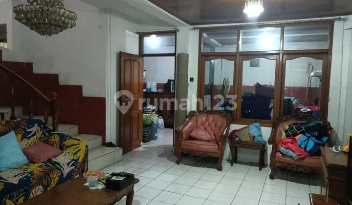 Rumah 5 Kamar Tidur Untuk Keluarga Besar di Kopo Elok