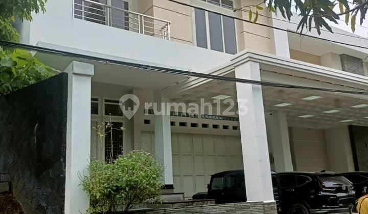 Rumah Modern dengan Sentuhan Elegan - Kesempatan Terbatas! di Istana Sudirman