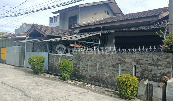 Rumah Luas Lokasi Dekat Pusat Perbelanjaan di Taman Kopo Indah 1