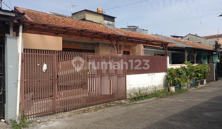 Rumah Strategis Dekat ke Pusat Perbelanjaan di Taman Kopo Indah 2