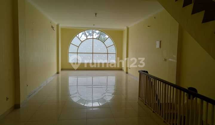 Ruko Green Lake Hadap Jalan Raya, Cocok Resto, Strategis