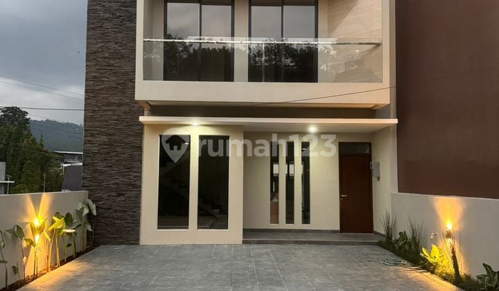 Rumah Baru 3 Lantai Dago Berada Dalam Cluster Securi 24 Jam