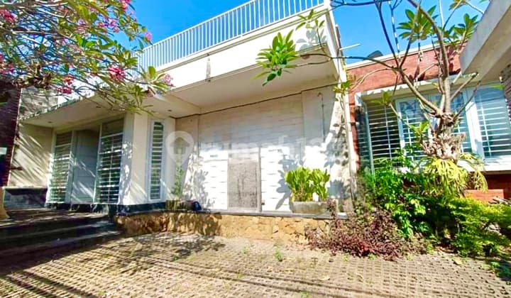 Sunrise Beachfront House in North Denpasar