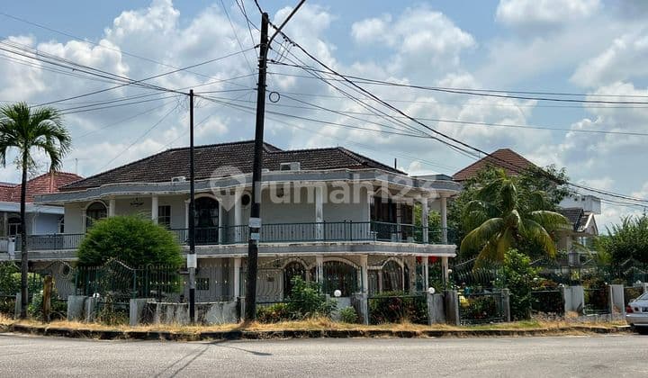 Large Plot Hook House in the Elite Orchid Park Area, Batam