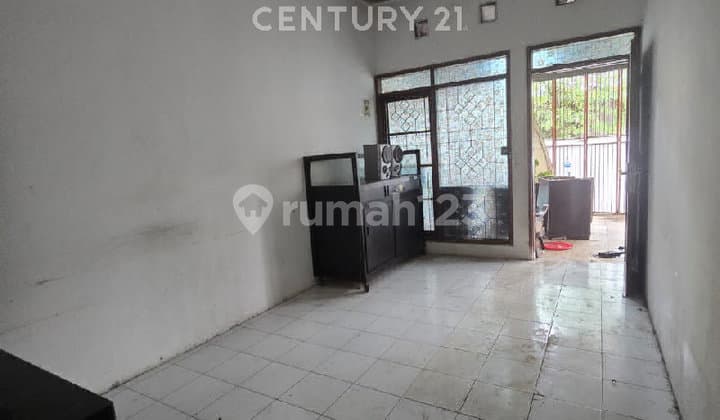 Ready-to-Occupy and Comfortable House in a Strategic Location at TKI 2 Bandung