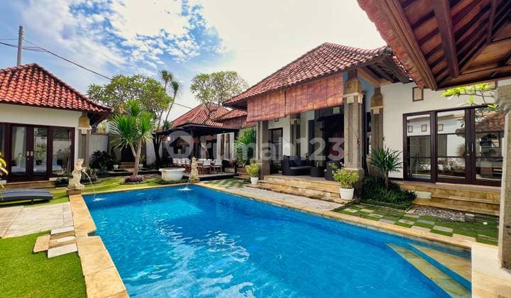 TROPICAL VILLA JUST STEPS FROM THE SHORE IN TANJUNG BENOA, NUSA DUA