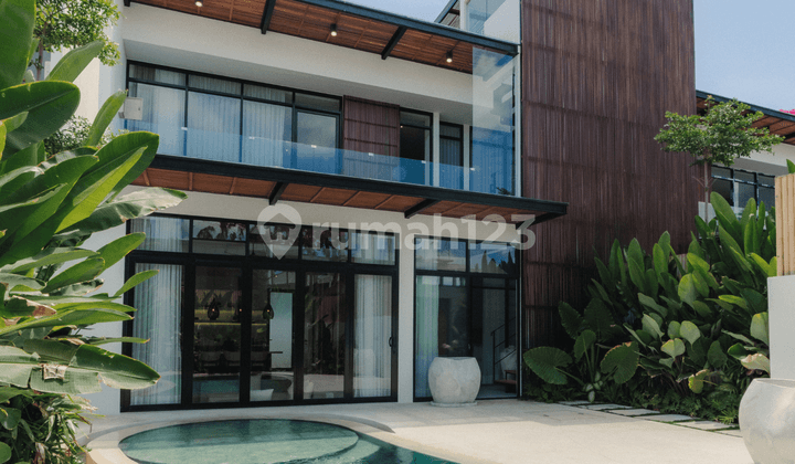 Modern 3 bedroom Villa With Dual Swimming Pools In Canggu