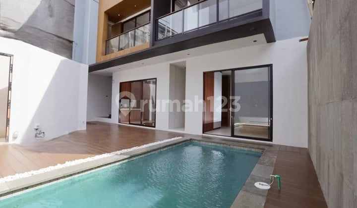 Nyanyi's Coastal Gem: Freehold Villa With Open-Air Rooftop