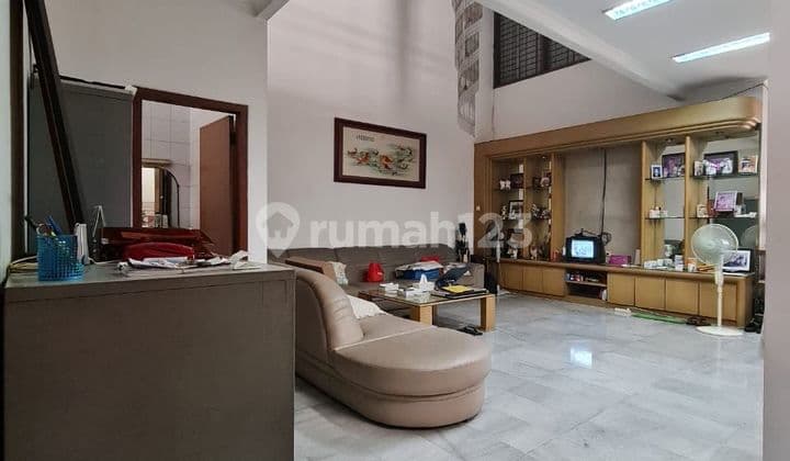 Dijual Rumah di Intercon Kebun Jeruk 2 Lantai SHM Bagus Timur