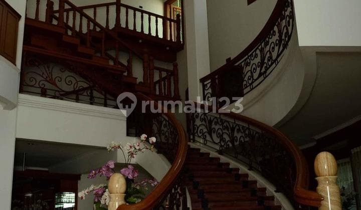 Rumah Mewah 4 Lantai di Setra Duta Hegarmanah