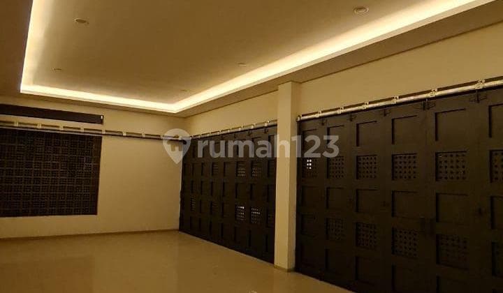 Rumah Mewah dengan Parkiran Luas di Setraduta