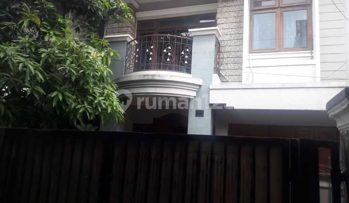Rumah Bagus 3 Lantai di Mainroad Ciateul Bandung