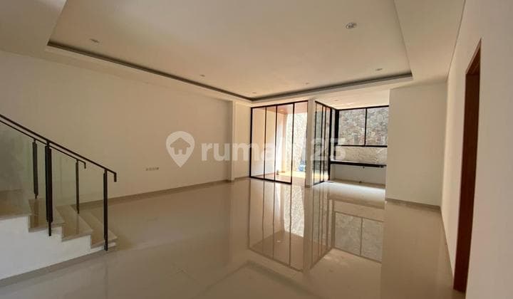 Rumah Full Renovasi Baru Ada Taman Depan Belakang di Singgasana