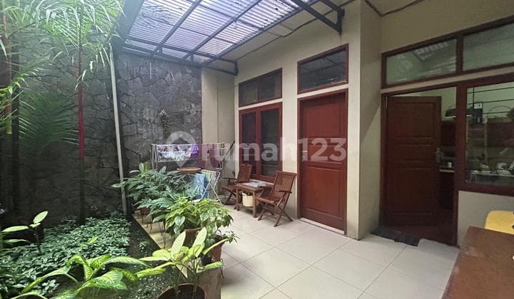 Rumah Luas Ada Taman di Sayap Dago Bandung