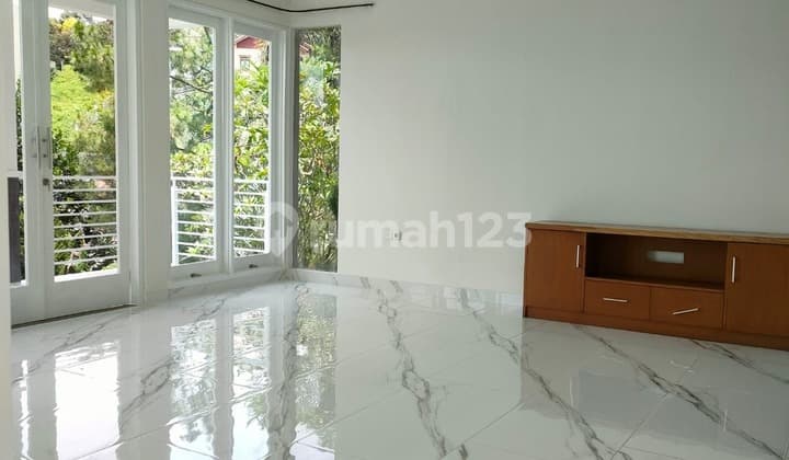 Dijual Rumah Baru dan Luas di Dago Pakar Permai