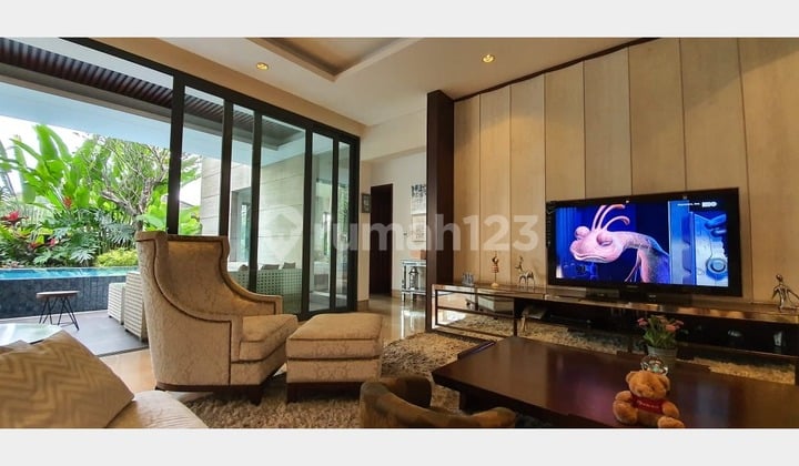 Rumah Mewah Bagus 3 Lantai di Mekar Wangi