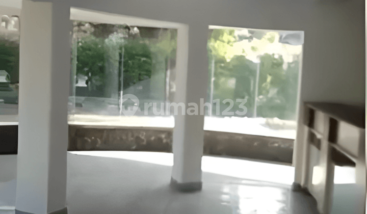 Rumah Dengan Halaman Luas di Mainroad Dago