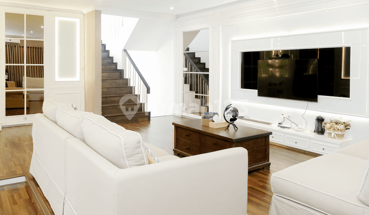 Rumah Furnished 3 Lantai ada Kolam Renang Komp UNPAD Dago