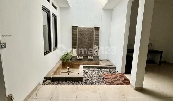Beautiful 1-Story House with Inner Garden in Batununggal, Bandung