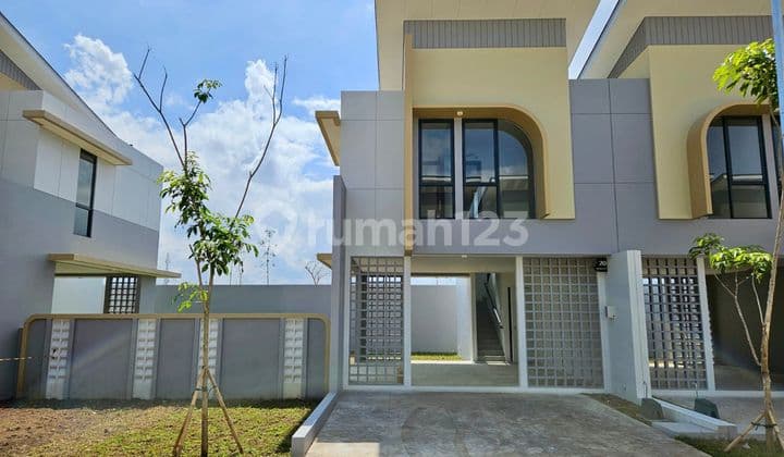 Disewakan Rumah 2 Lantai Podomoro Park Bandung - Taman Depan & Dalam - Cocok Hunian & Usaha - 75Jt/Tahun - Dekat Danau dan Clubhouse