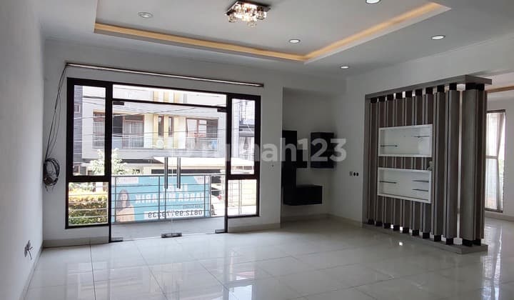 Luxury 3-Story House in Sudirman Town House