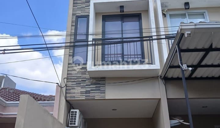 Minimalist design house ready for occupancy on Palapa Street, Kebon Jeruk, JP 523