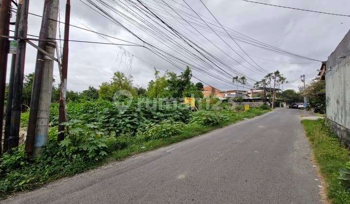 Tanah datar ukuran kecil akses jalan aspal di Seminyak, Badung