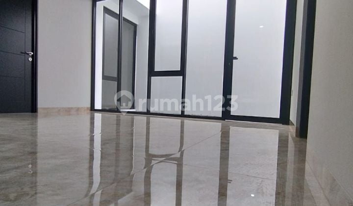 Rumah mewah baru dibangun siap huni lokasi strategis