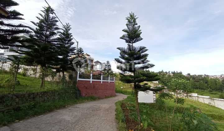 For sale, contoured land in the Cisarua Safari Park tourist area, Puncak.