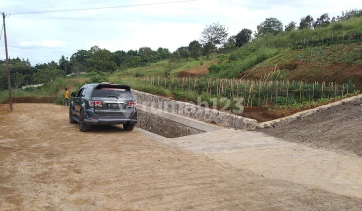 Land for sale with SHM certificate, roadside. 1500m² for sale at Puncak Cisarua.