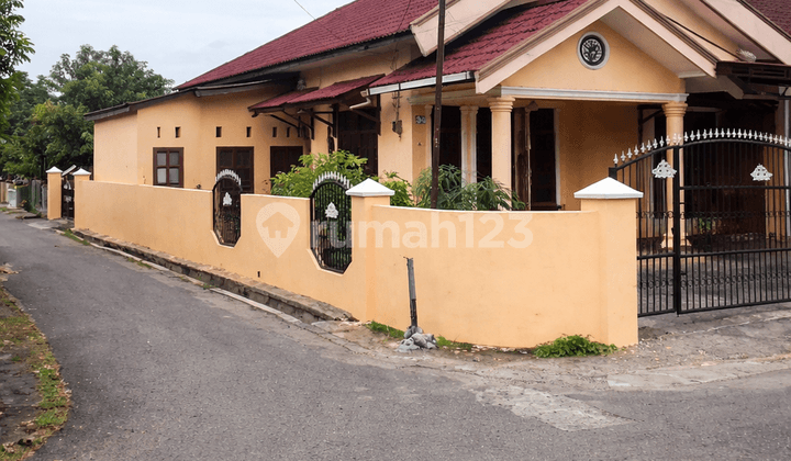 Rumah Hook di Medan Johor 4 Kamar Tidur Lokasi Strategis di Pusat Kota, Dekat dengan Pusat Kota Medan