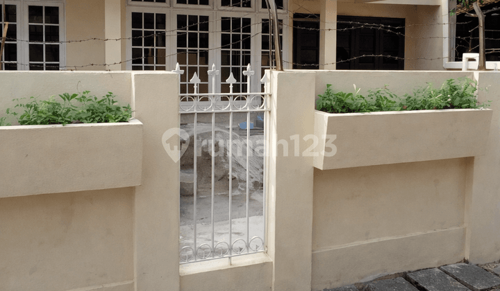 Rumah Plus Kios di Kembangan, Jakarta Barat Lokasi Stratsgie Dekat dengan Lippo Mall Puri dan Akses Dekat ke Tol Jorr