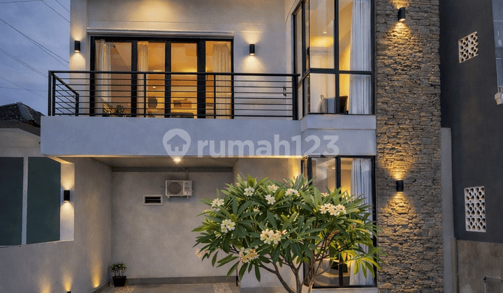 Rumah Mewah di Panakkukang Makassar, Rumah Baru Ada Rooftop, Lokasi Strategis di Pusat Kota