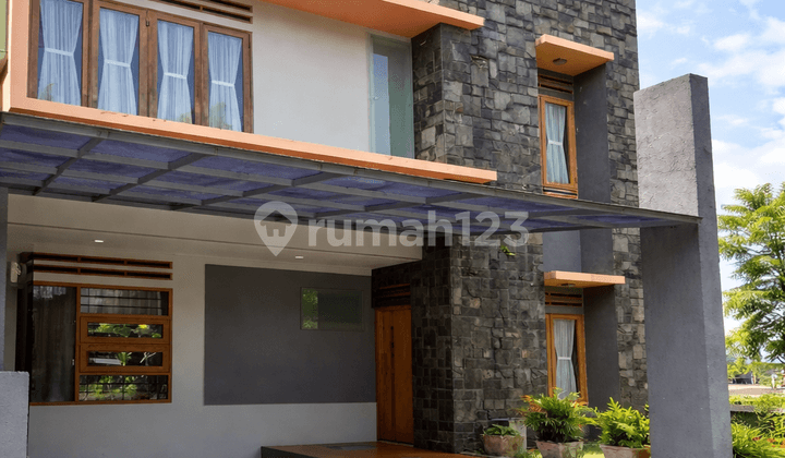Rumah Mewah Full Furnish Jl. Cigadung Raya Barat 15 A Cigadung Kaler, Bandung Utara Dekat Dengat Kampus Itb